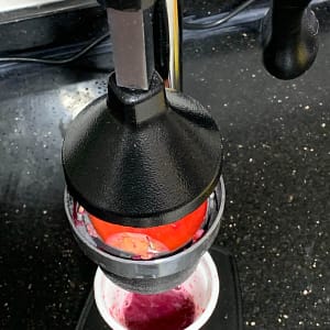 press_pomegranate_in hand_press_juicer