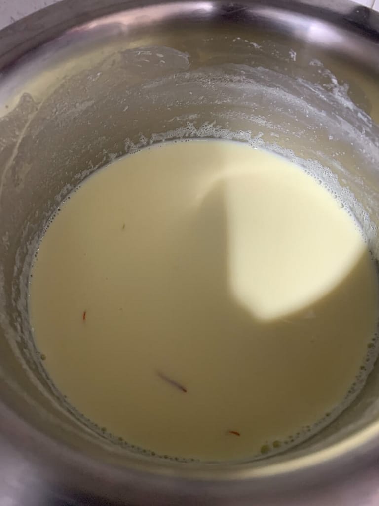 kesar-added-to-boiled-milk