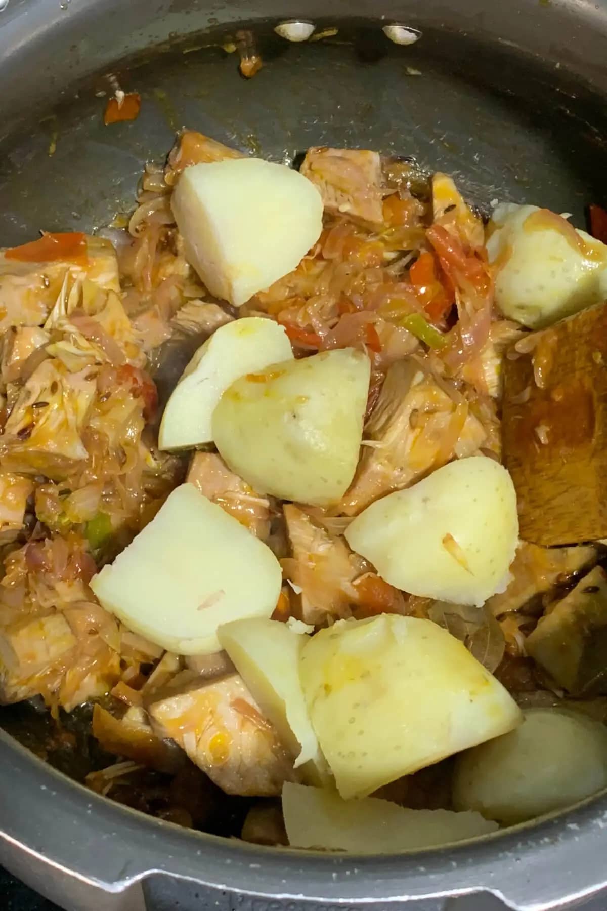 add-boiled-potaoes-in-pan